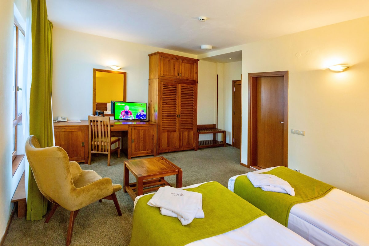 Memory foam-senger, minibar, safe på rommet og skrivebord