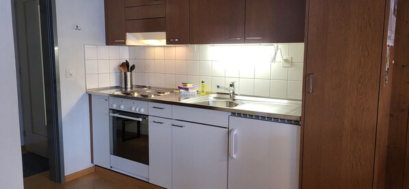 Kühlschrank, Mikrowelle, Ofen, Wasserkocher mit Kaffee-/Teezubehör