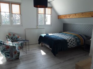 4 chambres, bureau, fer et planche à repasser, lit parapluie