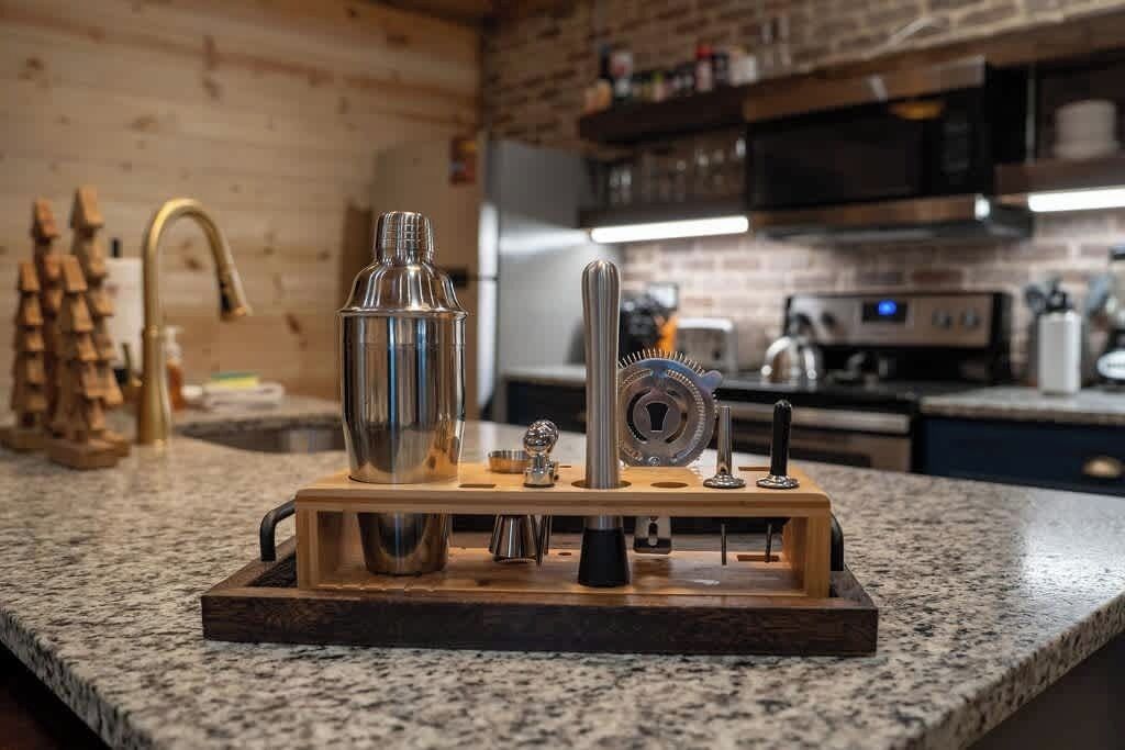 Cafetière-théière, réfrigérateur, four à micro-ondes, un four