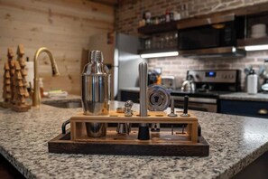 Wasserkocher mit Kaffee-/Teezubehör, Kühlschrank, Mikrowelle, Ofen