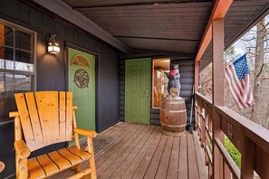 Terrace/patio - Secluded cabin w views! Game Room & FREE TIX! (Sevierville)