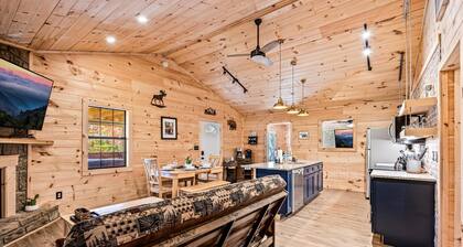 Secluded cabin with amazing views! Game Room, Hot Tub & FREE TICKETS!