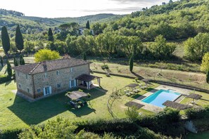 A stone house with a pool and outdoor seating. - Wonderful private villa with private pool, internet, A/C, patio, pets allowed and panoramic view (Badia Agnano)