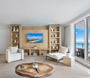 TV - Premier 3-Bedroom Oceanview + Den at 1 Hotel & Homes (Miami Beach)