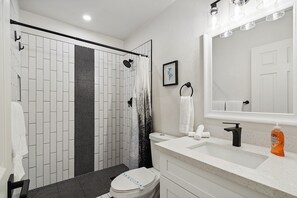 Ensemble douche/baignoire, sèche-cheveux, serviettes fournies, shampoing