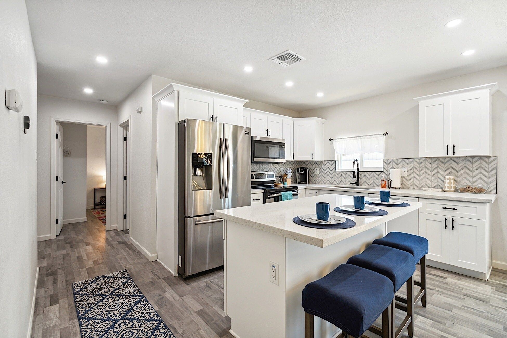 Kühlschrank, Mikrowelle, Ofen, Herdplatte