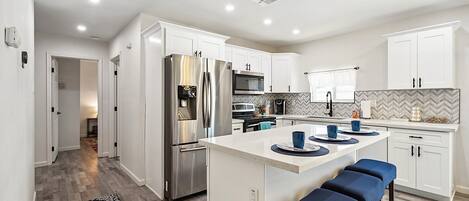 Réfrigérateur, micro-ondes, four, plaque de cuisson