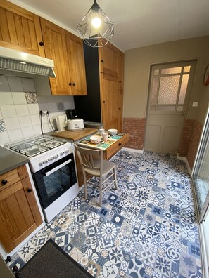 Een koelkast, een microgolfoven, een oven, een kookplaat