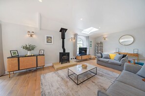 TV, fireplace, stereo