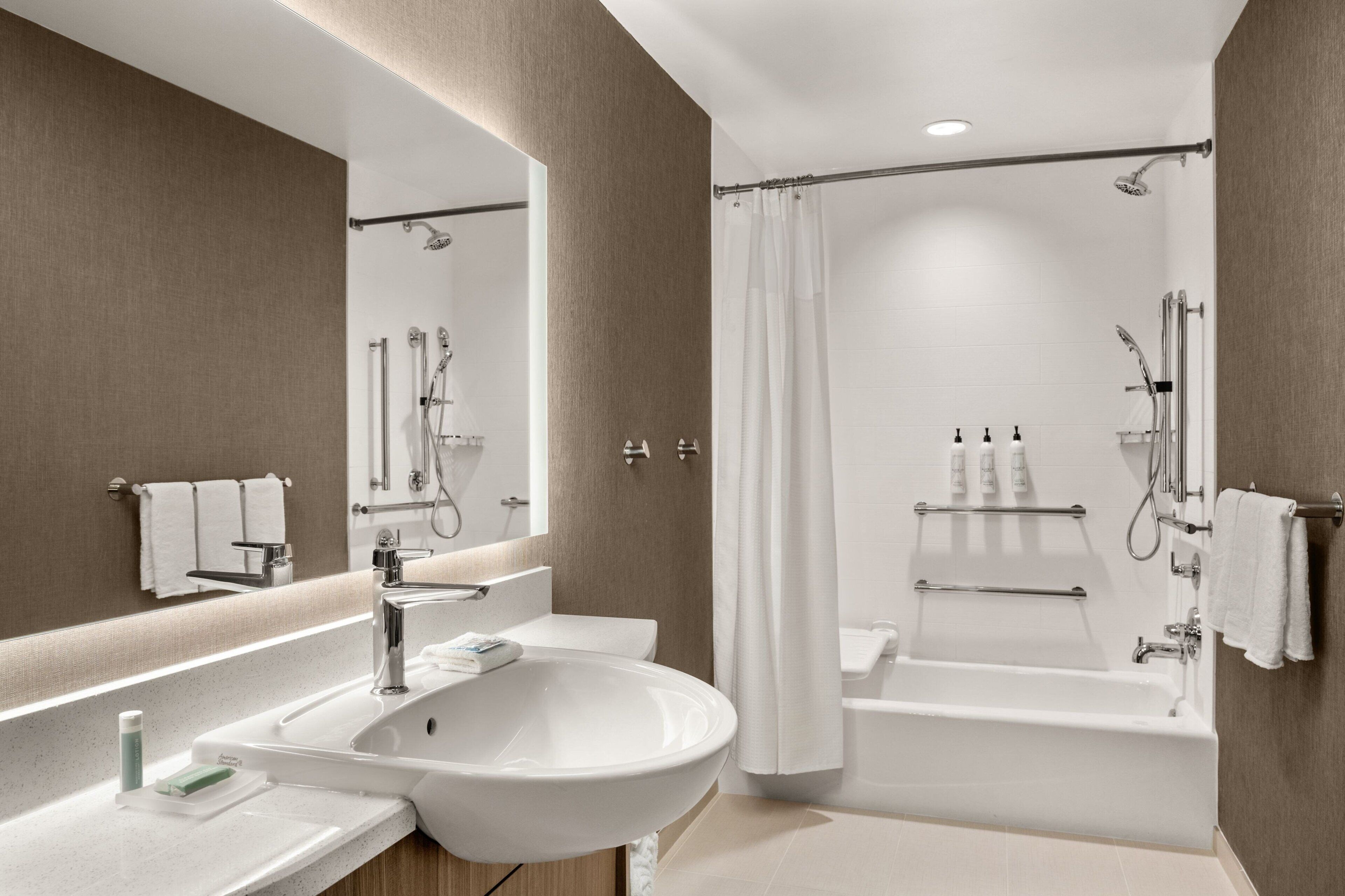 Une salle de bain moderne avec un grand lavabo, une baignoire et un espace douche.
