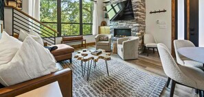 Una Smart TV, una chimenea