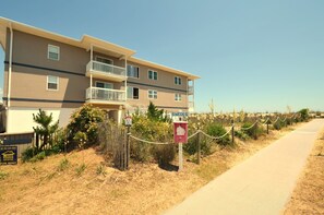 Exterior - Lovely Ocean Front Condo In The Beachcomber! (Dewey Beach)