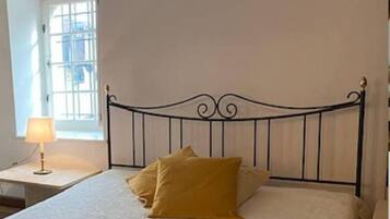 1 chambre, bureau, fer et planche Ă repasser, lit parapluie