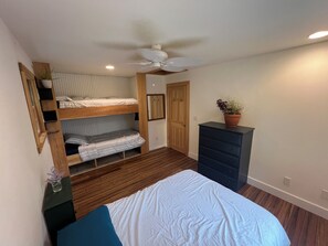 3 室のベッドルーム、アイロン / アイロン台、WiFi、ベッドシーツ