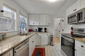 雪櫃、微波爐、焗爐、爐具