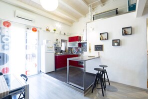 Réfrigérateur, four à micro-ondes, un four, surface de cuisson