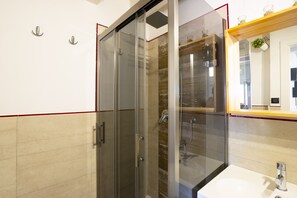 Doccia, asciugacapelli, bidet, asciugamani