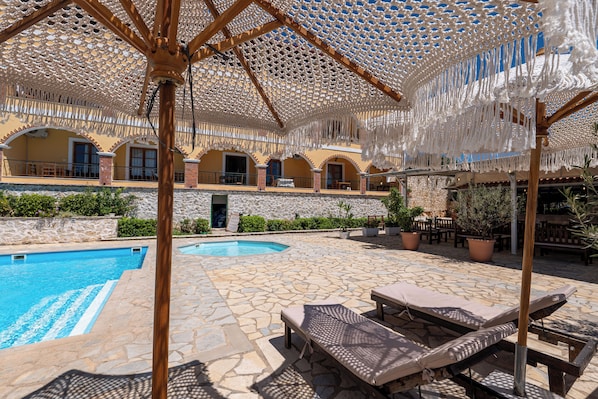 Front of property - Apart Hotel Alex (Himarë)