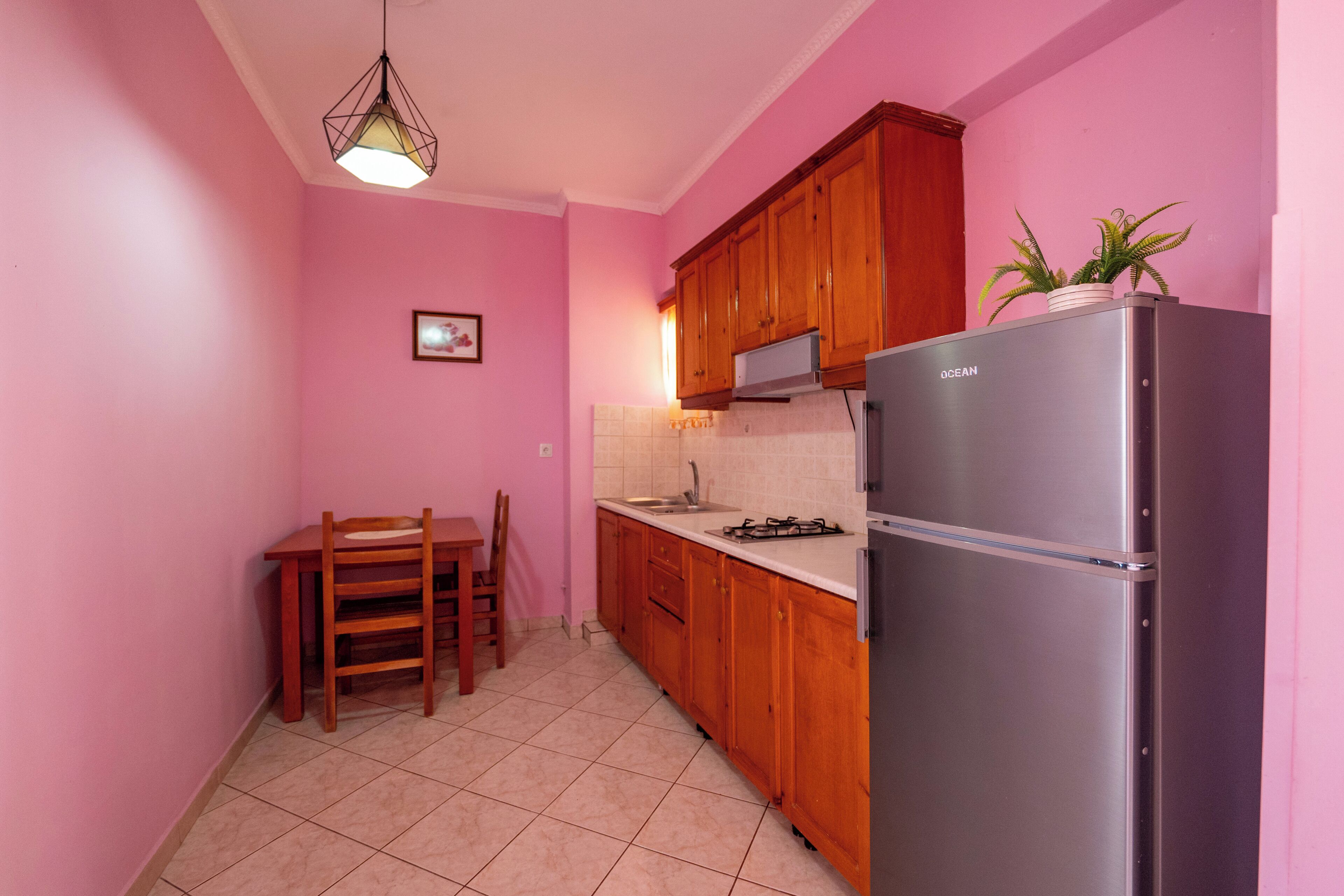 Apartamento | Cocina privada | Frigorífico grande y utensilios de cocina