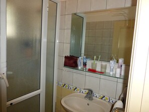 Dusche, Haartrockner, Handtücher