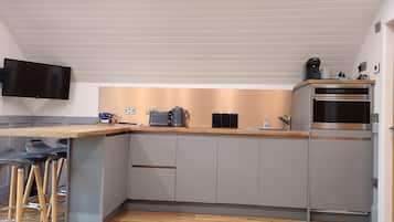Kühlschrank, Mikrowelle, Ofen, Geschirrspüler