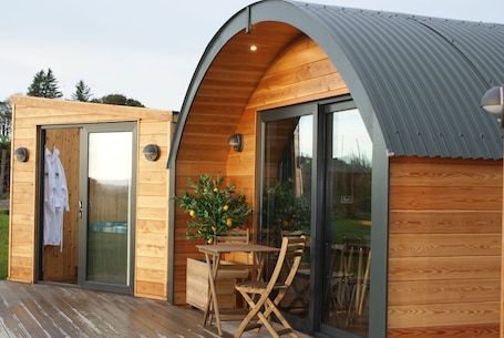 Outdoor dining. Ben Rinnes - a pod that sleeps 4 guests in 1 bedroom