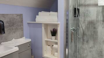 Dusche, Haartrockner, Handtücher