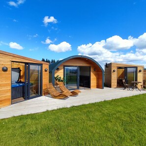 Terrace/patio - Knockan -  a pod that sleeps 4 guests  in 1 bedroom (Keith)
