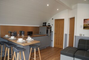 Fridge, microwave, oven, dishwasher - Knockan - a pod that sleeps 4 guests in 1 bedroom (Keith)