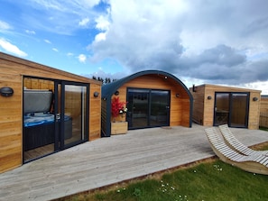 Terrace/patio - Knockan -  a pod that sleeps 4 guests  in 1 bedroom (Keith)