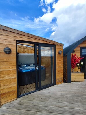 Terrace/patio - Knockan - a pod that sleeps 4 guests in 1 bedroom (Keith)