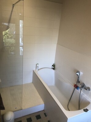 Hair dryer, towels, soap, toilet paper - French Saint Cloud Parisian Style House for the Olympic Games (Saint-Cloud)