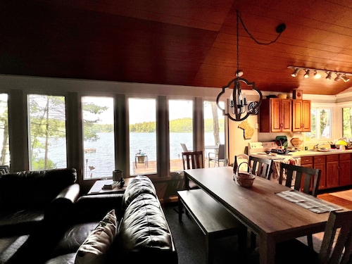 Sandy waterfront near Traverse City on High Lake dock, kayak, firepit! Dog ok