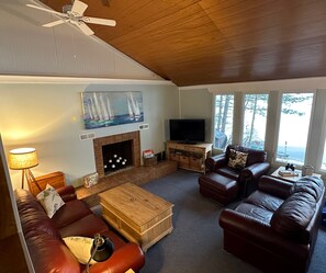 TV - Sandy waterfront near Traverse City on High Lake dock, kayak, firepit! Dog ok (Traverse City)