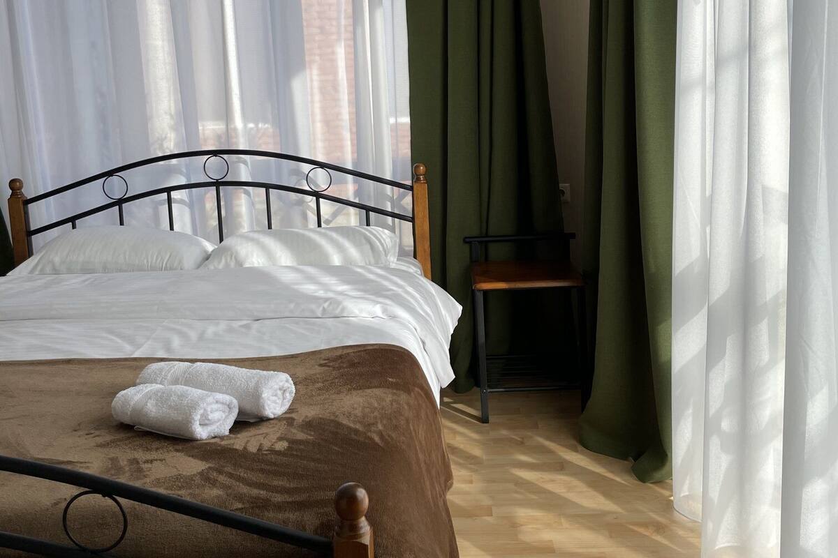 Chambre simple classique, 1 lit double | Système d’insonorisation, accès au Wi-Fi (inclus), literie fournie
