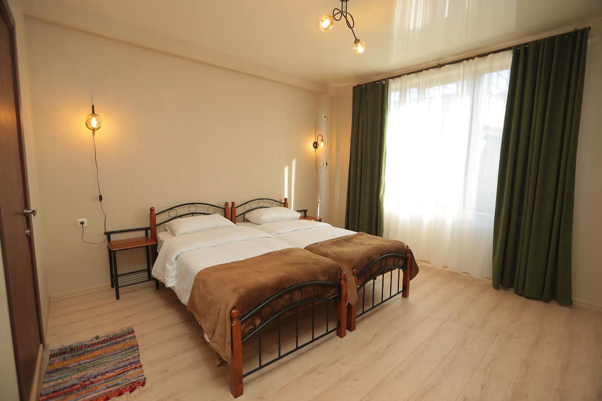 Chambre Standard avec lits jumeaux | Système d’insonorisation, accès au Wi-Fi (inclus), literie fournie