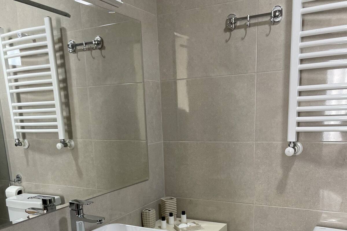 Standard Üç Kişilik Oda | Banyo | Ayrı küvet ve duş, ücretsiz banyo/kozmetik ürünleri