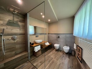 Dusj, hårføner og bidé