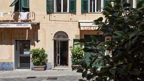 Ein Gebäude mit einem Laden im Erdgeschoss namens „Cucchi“ und einer Tür mit der Nummer 68.
