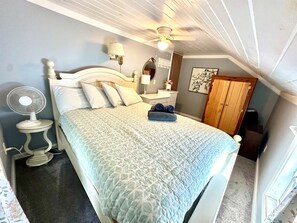 5 habitaciones, escritorio y tabla de planchar con plancha