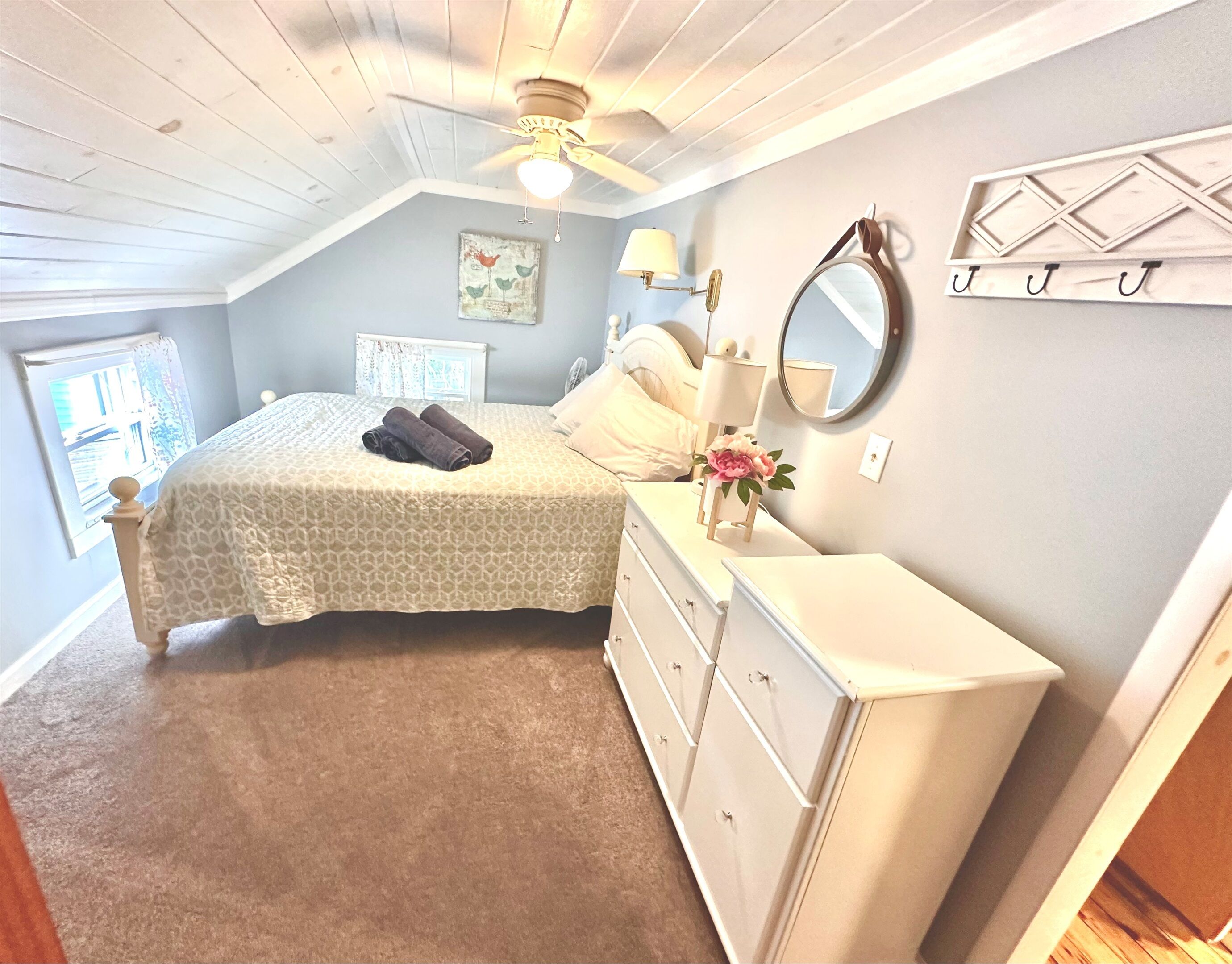 5 bedrooms, desk, iron/ironing board, travel crib