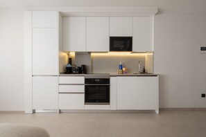 Kühlschrank, Mikrowelle, Ofen, Wasserkocher mit Kaffee-/Teezubehör