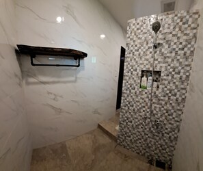 Handdukar, tvål, schampo och toalettpapper