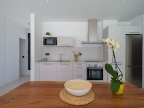 Kühlschrank, Mikrowelle, Ofen, Geschirrspüler