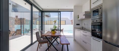 冷蔵庫、電子レンジ、オーブン、食器洗い機