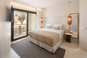 Deluxe Double Room | Premium bedding, down comforters, pillowtop beds, in-room safe