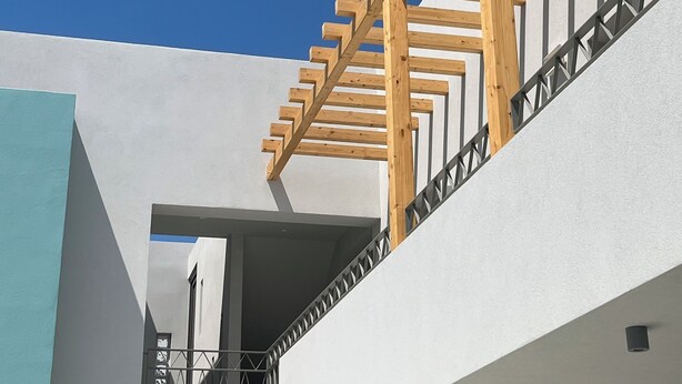 A modern building with a wooden staircase and a balcony. - Anapollo Boutique Hotel - Adults Only (Naxos)
