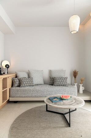 Premium Suite | Wohnbereich | 43-Zoll-Smart-TV mit Kabelempfang, Arbeitsbereiche