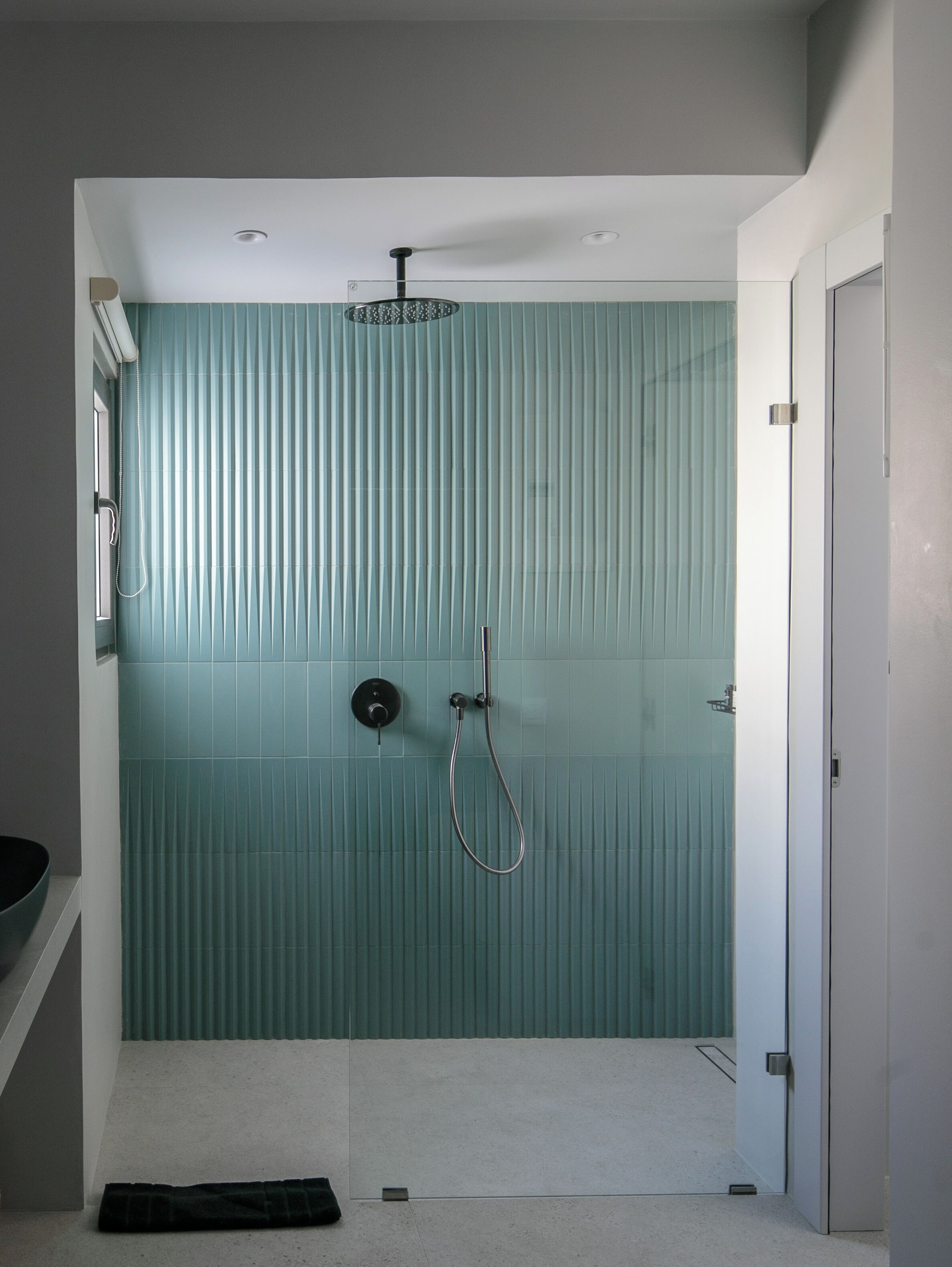 Un baño con ducha, inodoro y lavamanos.